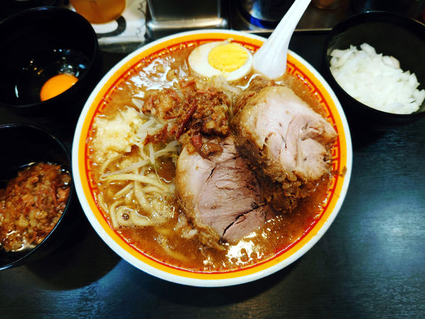 「ラーメン(豚2枚・半玉子)+玉ねぎ」@えどもんどの写真