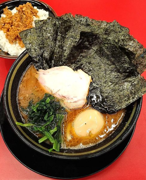「ラーメン 750円＋味玉・海苔 各100円」@IEKEI_TOKYO 王道家直系の写真