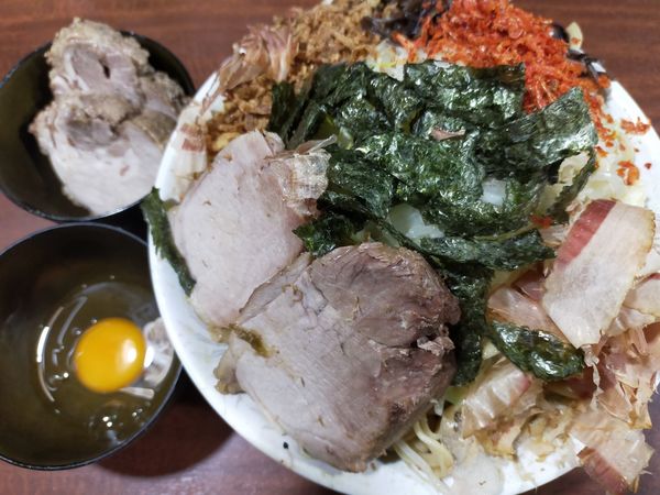 「【限定】冷やし中華大1050円+豚増し150円+生卵50円」@D麺の写真