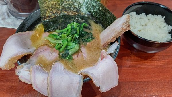 「チャーシューめん+トロバラ+半ライス」@横浜家系らーめん 天王家 寒川総本店の写真