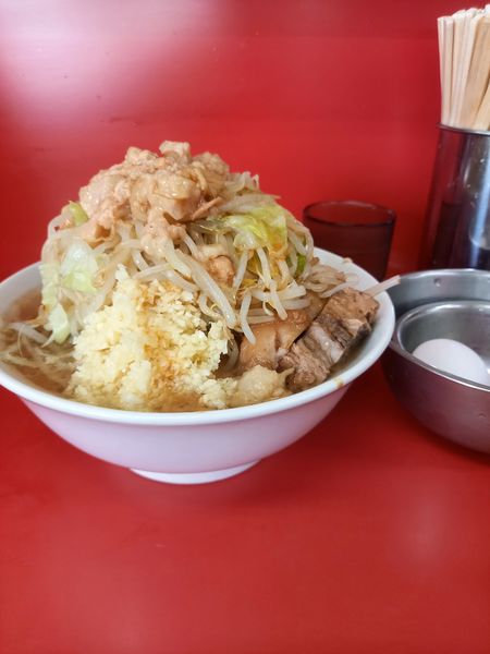 「小ラーメン麺少な目￥800＋生卵￥50」@ラーメン二郎 茨城守谷店の写真