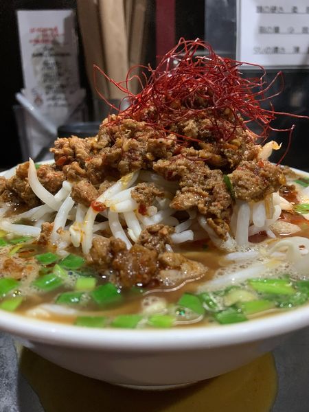 「台湾ラーメン　中太麺　大盛　もやしのせ」@ラーメン屋 ばーばら 幸田店の写真
