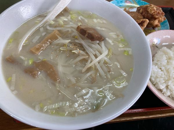 「とんこつラーメンセット（唐揚げ2、ライス）」@台湾料理福都 勝田店の写真