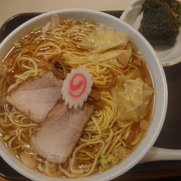 「ワンタンメン大盛950円、おにぎり50円」@赤坂味一 亀戸店の写真