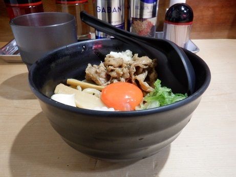 「肉玉まぜそばハーフ」@肉玉そばおとど 新宿2丁目店の写真