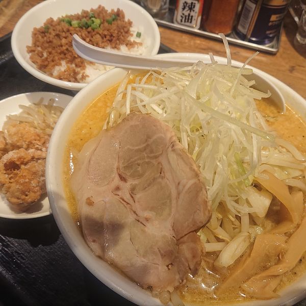 「野菜たっぷり味噌ラーメンセット1220円レモンサワー490円」@ラーメン 嘉祥の写真