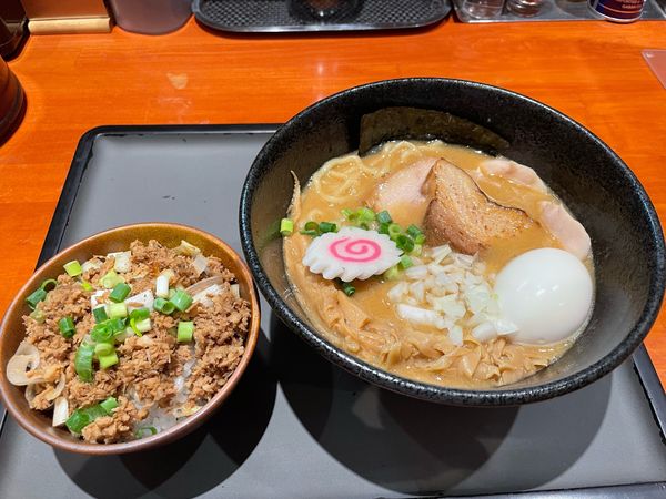 「特製濃厚中華そば + チャーシュー丼」@中華そば 輝羅の写真