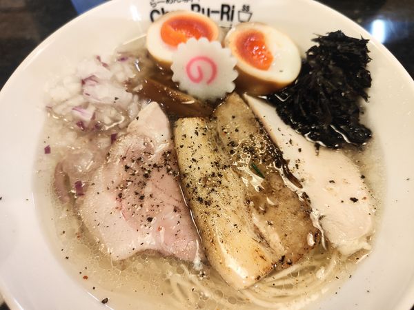 「水出し淡麗煮干し中華そば（塩）＋マキシマムこいたまご」@らーめん専門 Chu-Ru-Ri 2号店の写真