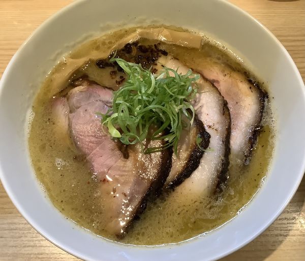 「[限定] 太湖豚モモ炭火焼きチャーシュー麺  白湯」@中村麺三郎商店の写真