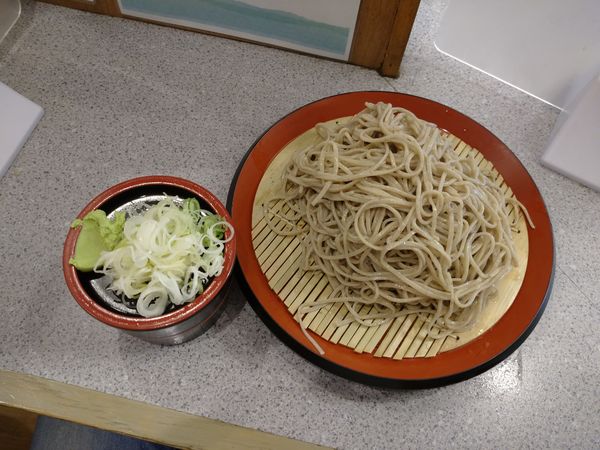 「石臼挽きそば大盛り（550円）」@甲斐そばの写真