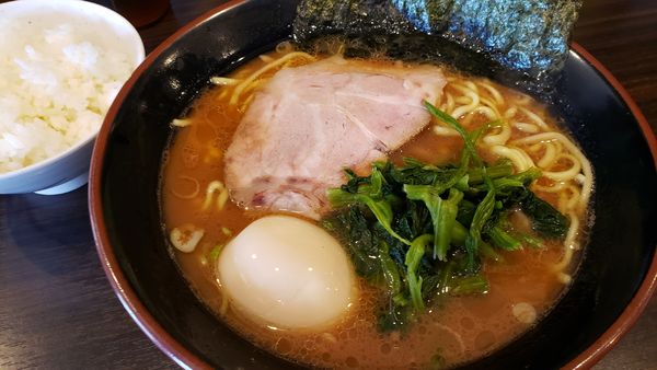 「濃厚豚骨らーめん＋味玉＋半ライス」@横浜らーめん 寿三家の写真