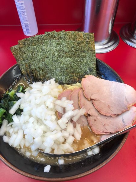 「のりチャーシュー中盛り　1100円　たまねぎ100円」@横浜ラーメン 相馬家の写真