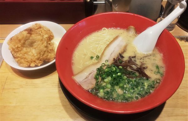 「特製ラーメン+唐揚げ×2+替え玉」@豚骨らーめん 福の軒 秋葉原店の写真