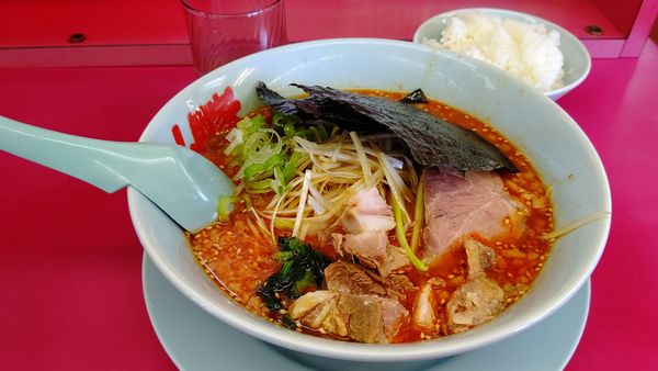 「辛味噌ラーメン激辛&白髪ネギ&半ライス、クーポンコロチャー」@ラーメン山岡家 小山田間店の写真