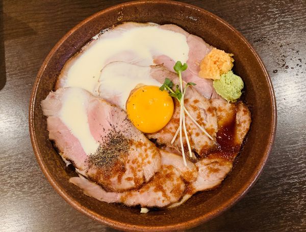「【夜限定】ロースト肉油そば 300g(ニンニク、ワサビ)」@麺屋 くまがいの写真