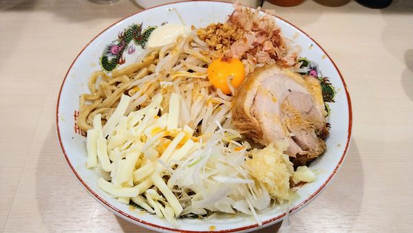 「【限定】冷やしまぜそば(ニンニク･ガリマヨ)」@鷹の目 蒲田店の写真