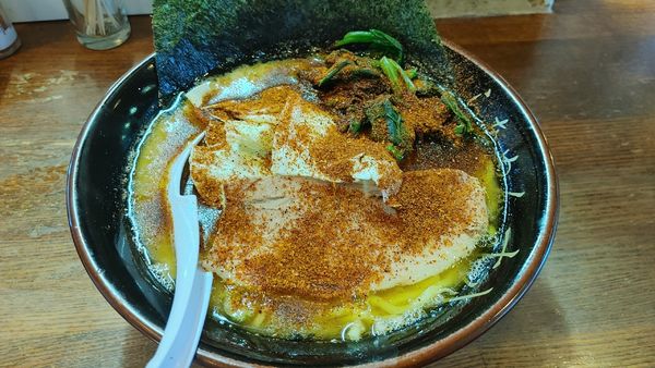 「豚骨醤油らあめん　スパイシーRED」@らあめん 寸八 総本店の写真