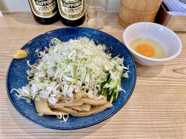 「サッポロ赤星２本＋まかないチャーシュー→ 冷し中華＋葱＋生卵」@らーめん 高尾の写真
