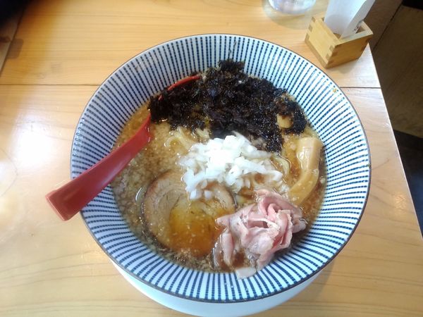 「背脂醤油らー麺820円」@焼きあご塩らー麺 たかはし 新宿本店の写真