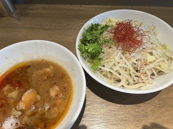 「汁なし（限定）少なめ、ベトナム風えび味、つけ変更、パクチー。」@MEN YARD FIGHTの写真