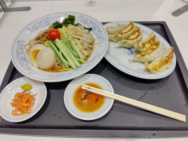 「冷し中華(大盛・1.5玉)770円＋焼餃子260円」@ぎょうざの満洲 イーサイト高崎店の写真