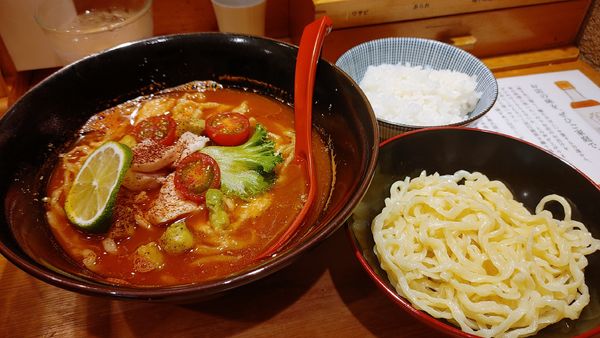「ホットチリトマトらー麺・替玉(小ライス)￥1,070」@焼きあご塩らー麺 たかはし 上野店の写真