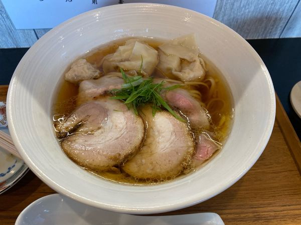 「醤油蕎麦 -茜-1,100円+湘南しらすワンタン150円+巻きバ」@Shonan Craft Noodle 結の写真