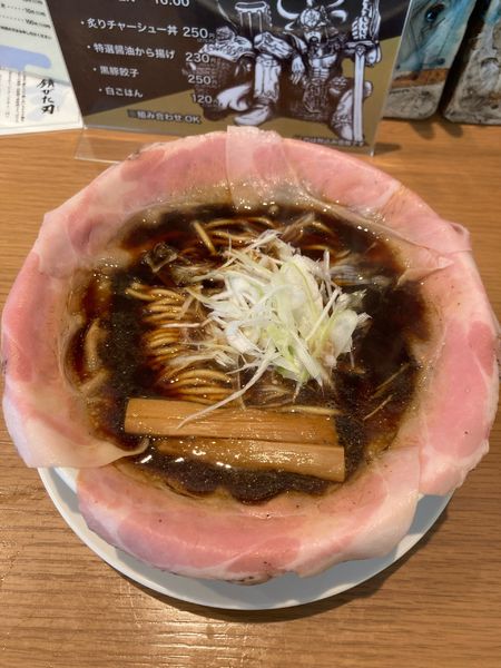 「自由(小魚醤油ラーメン)」@ラーメン大戦争 神田店の写真