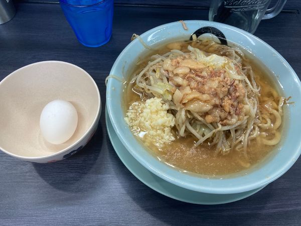 「ラーメン半分　生タマゴ」@オリバーヌードルの写真