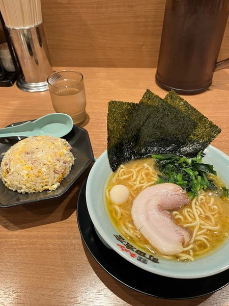 「醤油ラーメン硬め濃いめ、半チャーハン」@町田商店 清水インター店の写真