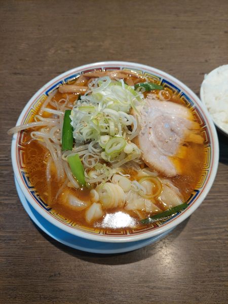 「【限定】旨辛らーめん＋ワンタン＋半ライス」@丸中華そばの写真