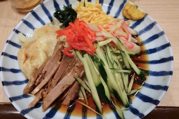 「冷やし中華　630円＋ワンタン　100円」@肉厚わんたん麺と手作り焼売 ら麺亭 浅草支店の写真