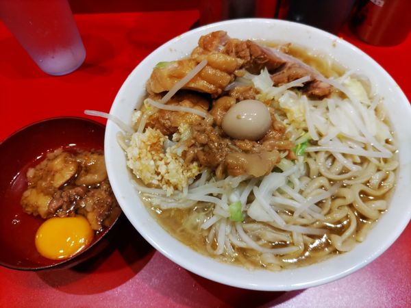 「ラーメン・麺少なめ・野菜少なめ・ニンニク+脂生卵」@麺屋HEROの写真