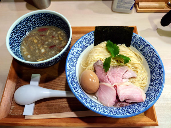「限定 冷やし淡麗煮干しつけ麺(醤油)+燻製半熟味玉」@煮干しつけ麺 宮元の写真