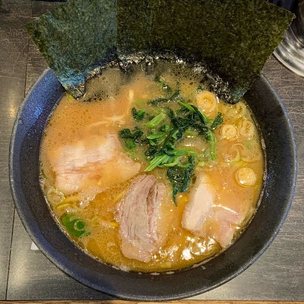 「家系（850円）」@らーめんガツン!!の写真