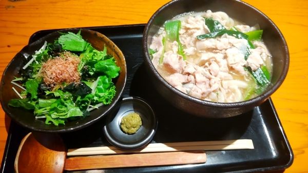 「白ぶたの肉うどん柚子胡椒添え」@雅楽の写真