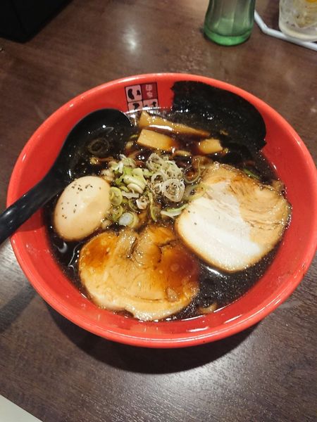 「生ビール ＋ 富山ブラック味玉ラーメン ＋ サラダ」@豚系 麺家いろは 秋葉原店の写真