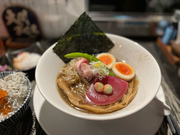 「【限定】冷やしらぁ麺（真昆布水×八戸産煮干し出汁）¥1000」@酒肴場 屯の写真