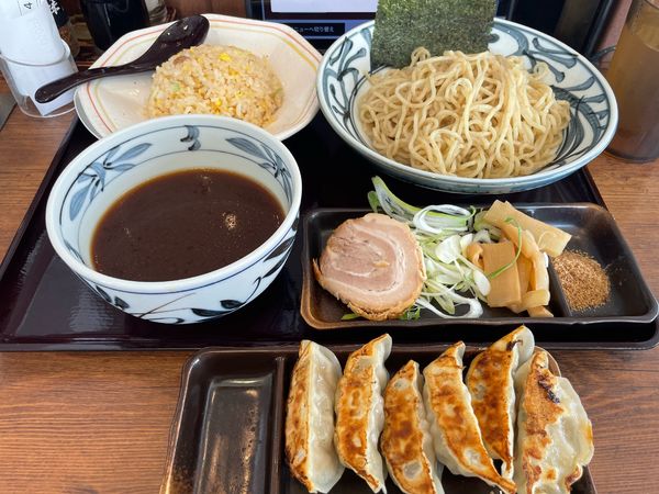 「夏季限定、冷やしざるつけ麺690円、餃子半炒飯セット360円」@北海道らぁめん 伝丸 水戸笠原店の写真