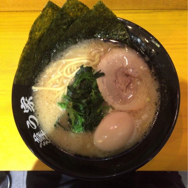 「家系ラーメン(醤油)」@横浜家系ラーメン 違う家の写真