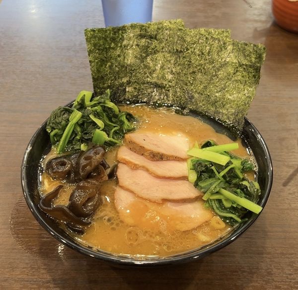 「チャーシューメン 青菜 きくらげ」@杉田家 千葉駅前店の写真