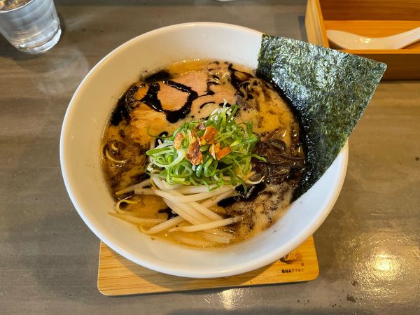 「黒マー油豚骨ラーメン」@細麺屋 くわとろの写真