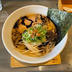 黒マー油豚骨ラーメン