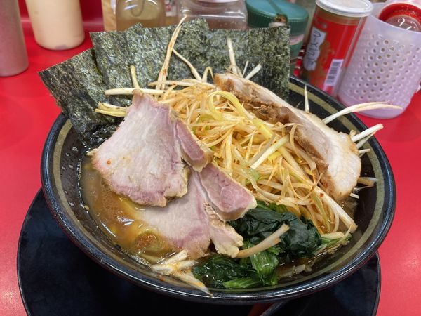 「ネギラーメン赤＋豚バラ」@IEKEI_TOKYO 王道家直系の写真