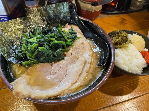 「醤油豚骨ラーメン+チャーシュー ¥1,080（半ライス無料）」@介一家 鶴見店の写真