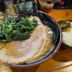 醤油豚骨ラーメン+チャーシュー ¥1,080（半ライス無料）
