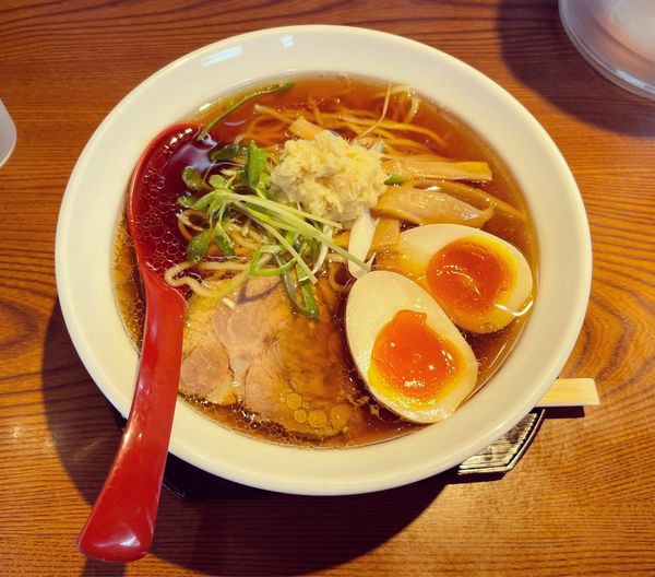 「生姜醤油ラーメン(生姜増し)＋煮卵」@中華そば さかうちの写真