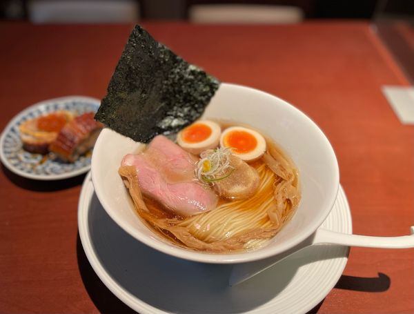 「津軽煮干し中華蕎麦（味玉入り）¥900」@酒肴場 屯の写真