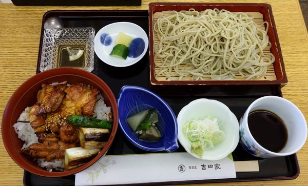 「そばと地鶏焼き丼のセット（1,200円）＋大盛り（150円）」@蕎麦処 大井三ツ又 吉田家の写真