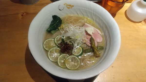 「海の恵みの冷やし酢橘そば（夏季限定）1350円」@SOBAHOUSE 金色不如帰 新宿御苑本店の写真